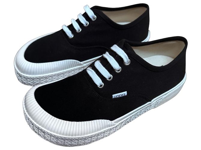 Loewe Sneaker aus schwarzem Canvas mit weißer Gummisohle