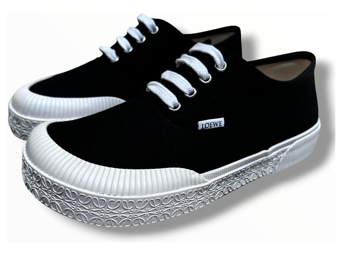 Loewe Sneaker aus Canvas in Schwarz Weiß