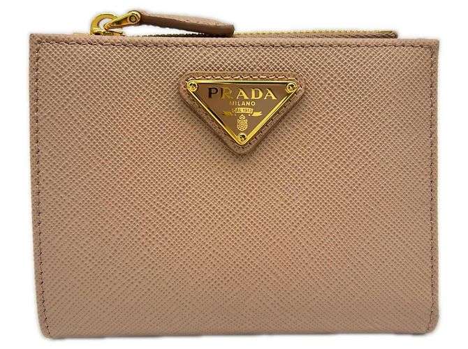 Billetera bi-fold Prada Saffiano Triangle Beige
