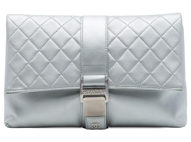 Silberne Chanel Grip Clutch aus gestepptem Lammleder