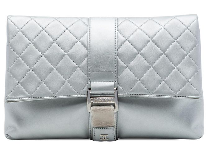Clutch Grip Chanel em pele de cordeiro acolchoada prateada Prata
