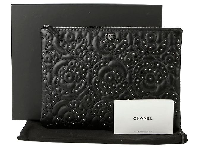 Clutch Chanel Camellia Stud Nera in Agnello Nero