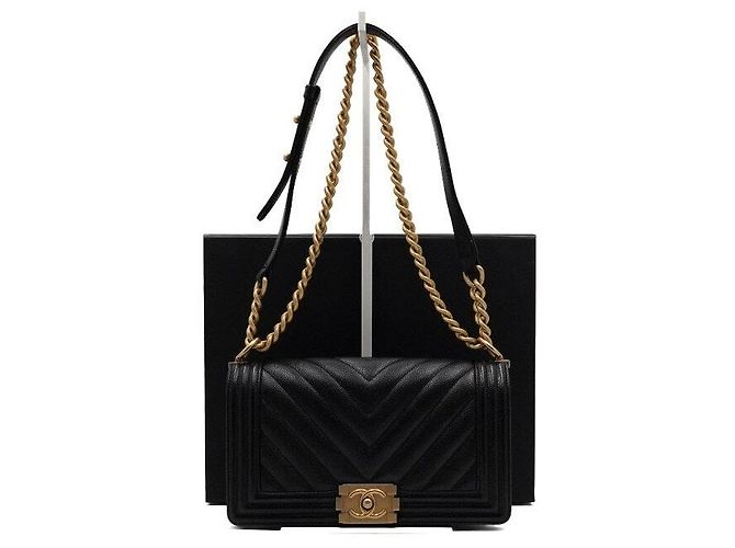 Le Boy Chanel Bolsa de Ombro Boy Medium Flap em Caviar Preto Chevron com Corrente Dourada