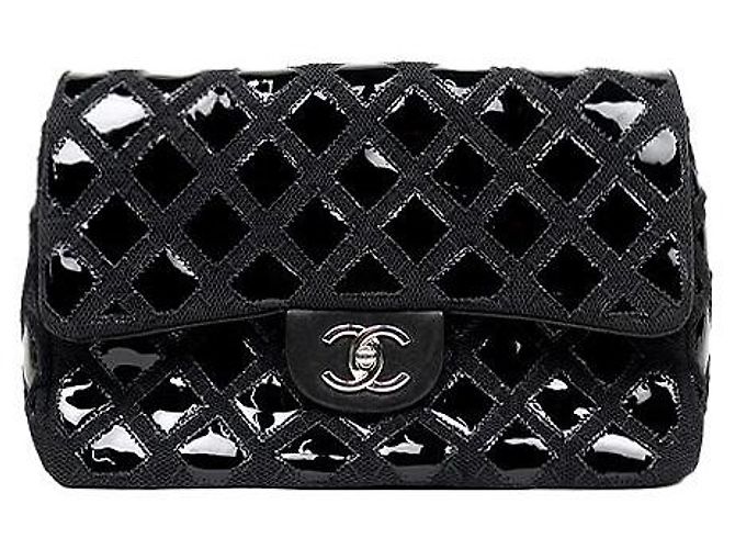 Chanel Borsa a tracolla matelassé CC in vernice nera Nero