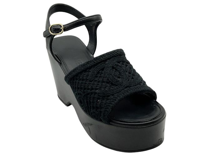 Sandali platform Chanel 2025 in mesh nero con logo CC