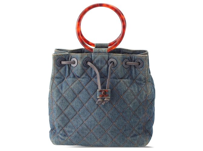 Bolsa Bucket Chanel CC em denim acolchoado azul com alça de resina