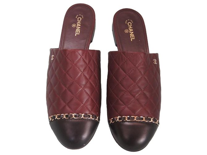 Mules acolchoadas Chanel em couro bordeaux e preto com corrente dourada Gold hardware