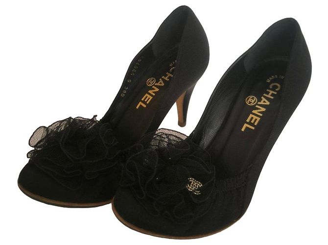 Schwarze Chanel High-Heel-Schuhe mit Rüschendetail
