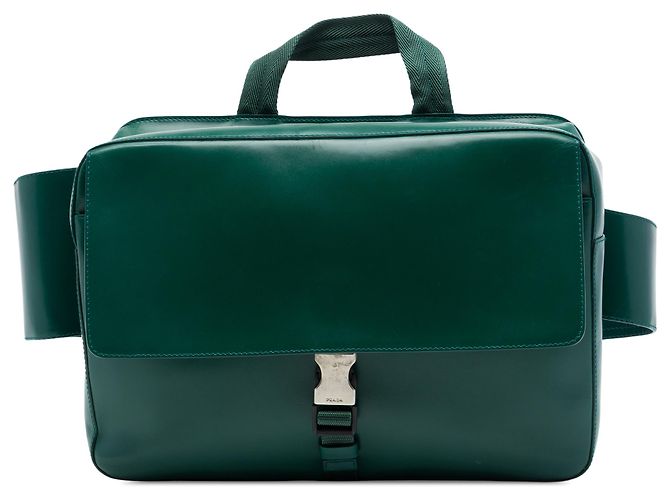Bolsa de cintura conversível Prada em couro de bezerro verde