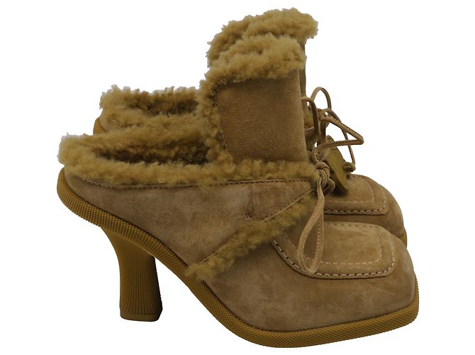 Mules Burberry con shearling in camoscio marrone Rosso