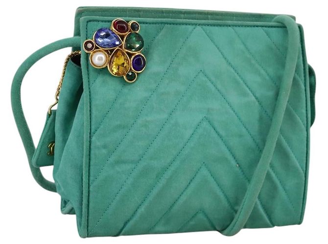 Borsa a tracolla CHANEL con cuciture a V, in nylon, verde e oro, con logo CC, codice autentico 107879.