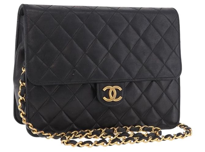 CHANEL Bolsa de Ombro Matelassé com corrente em pele de cordeiro preta e dourada CC
