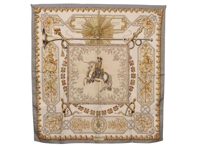 Hermès HERMES Carre 90 Lenço
LVDOVICVS MAGNVS
Seda Cinza