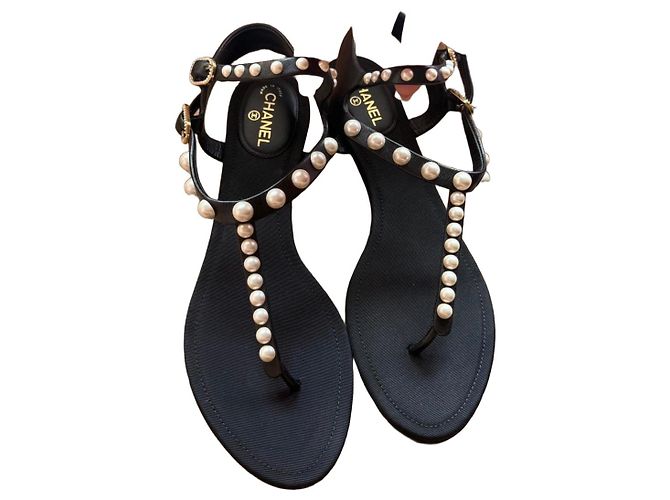 Chanel Sandali T-strap in pelle nera e perle Nero