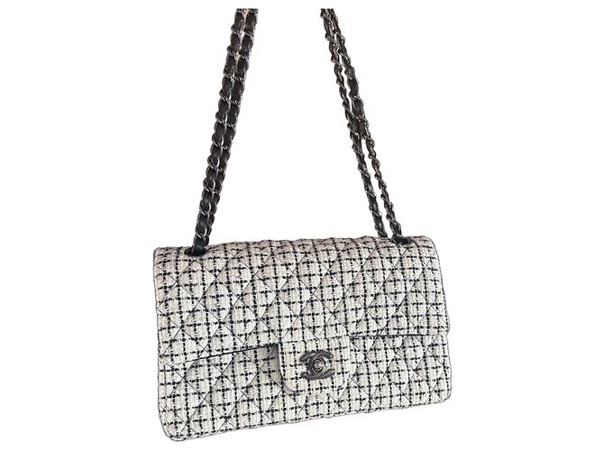 Timeless Bolsa Chanel Classic de aba em tweed preto e branco