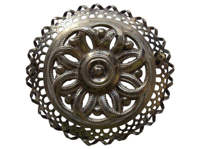 Autre Marque Runde durchbrochene Brosche aus silberfarbenem Metall