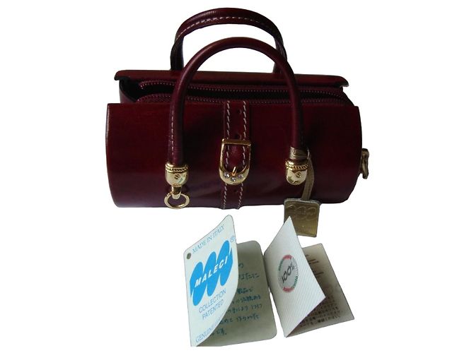 Autre Marque Maleci Mini bolso saco de cuero charol burdeos