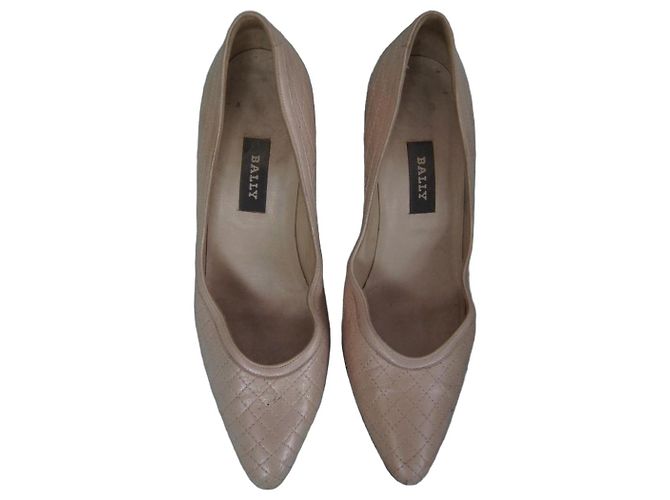 Bally Beige Gesteppte Lederpumps mit Goldkette