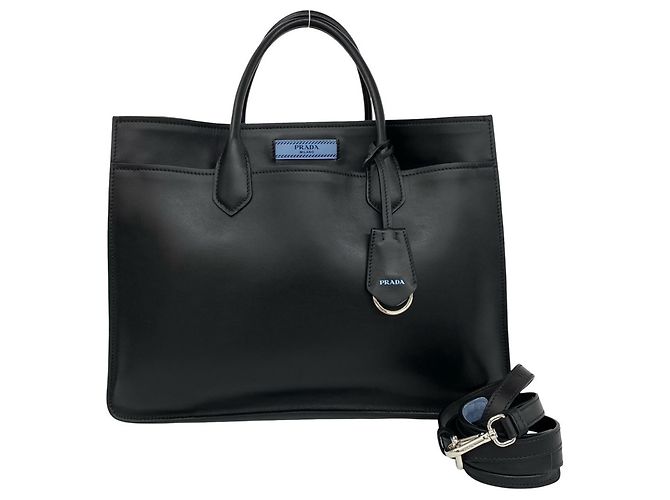 Bolsa de ombro Prada em couro de bezerro preto