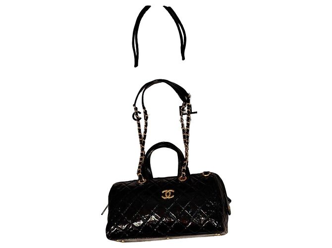 Chanel Bolso Bowling de piel charol negra acolchada Negro