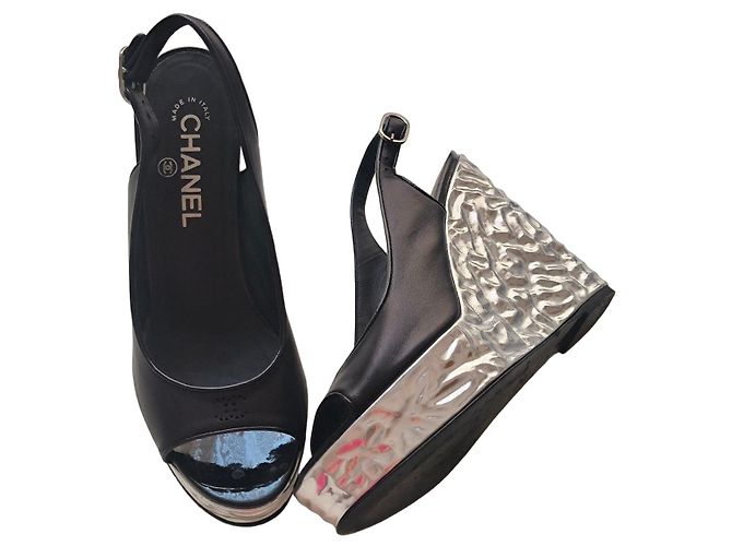 Chanel Sandali con Zeppa in Pelle Nera e Argento Nero Metallico