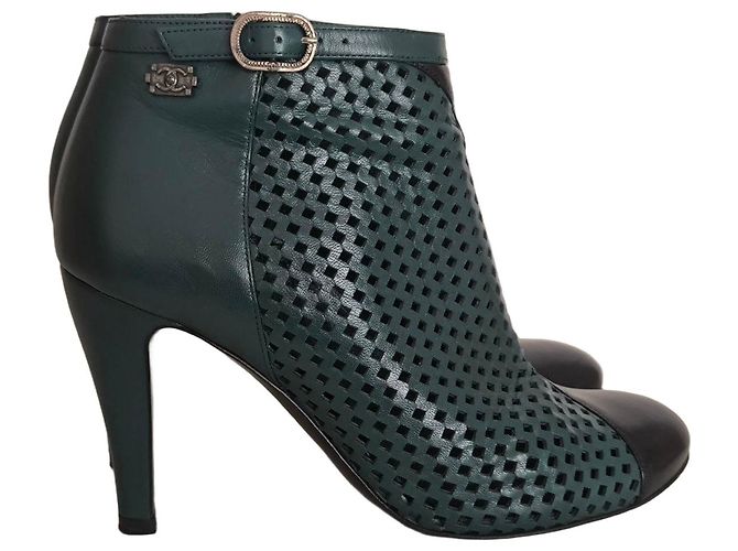 Botines Chanel de cuero perforado verde y negro