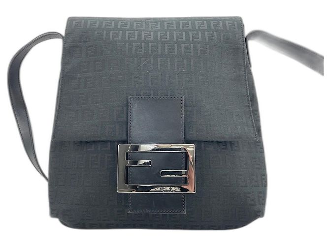Fendi Schultertasche Schwarz