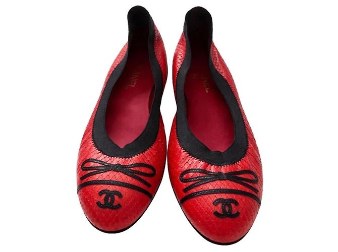 Chanel Sapatilhas em Python Vermelho e Preto