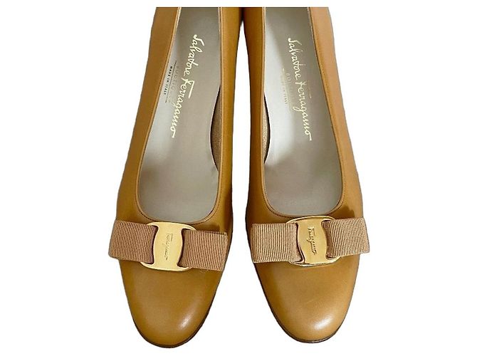 Salvatore Ferragamo Vara Bow Pumps - Camel Kamel