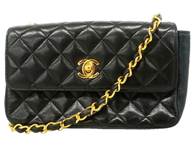 Bolsa de Ombro com Corrente Chanel Matelassé Preto