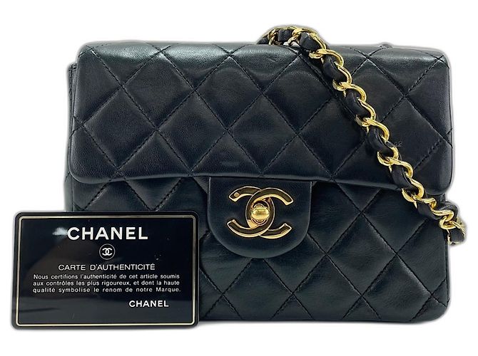Timeless Borsa a tracolla Chanel Mini Matelassé in Nero