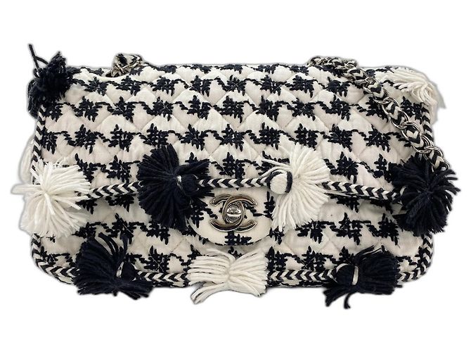 Chanel Matelassé Handtasche in Schwarz