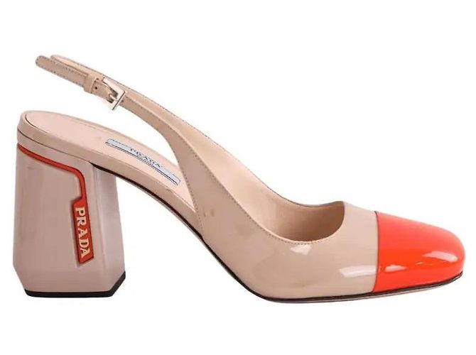 Tacones Prada de charol beige