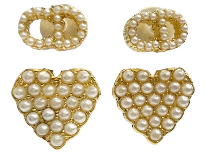 Orecchini Dior placcati in oro con logo CD, cuore in perle sintetiche e chiusura a pressione D'oro