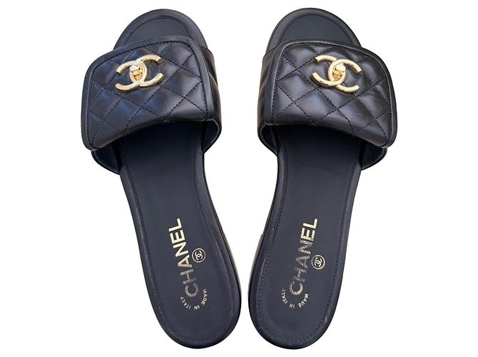 Mules Chanel matelassé in pelle nera Nero