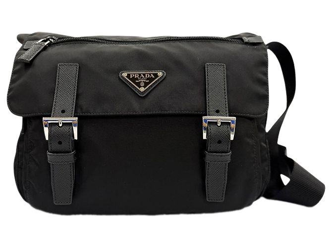 Bolsa Messenger Prada em Tessuto com acabamento em Saffiano preto, zíper e fivela dupla