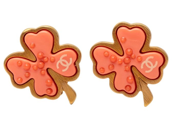 Boucles d'oreilles clips Chanel Rose CC plaqué or émail trèfle