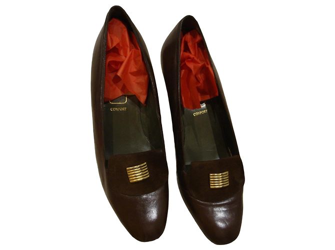 Autre Marque Escarpins en cuir marron à boucle dorée