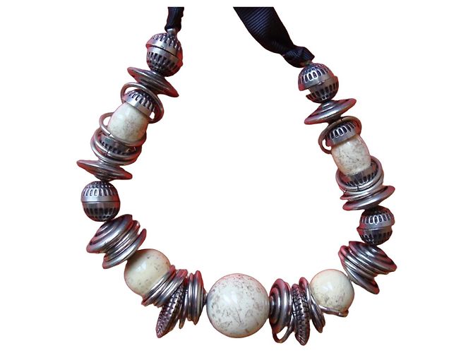 Autre Marque Modeschmuck-Halskette mit cremefarbenen und silbernen Perlen Roh