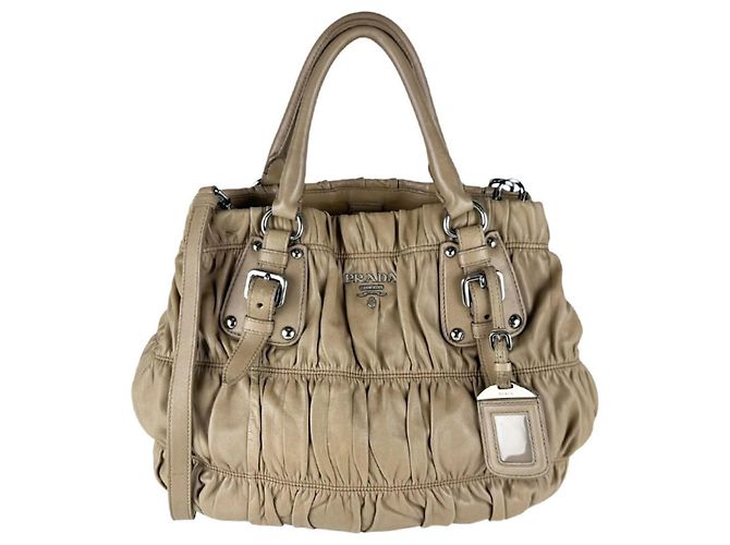 Bolsa de mão Prada em couro bege