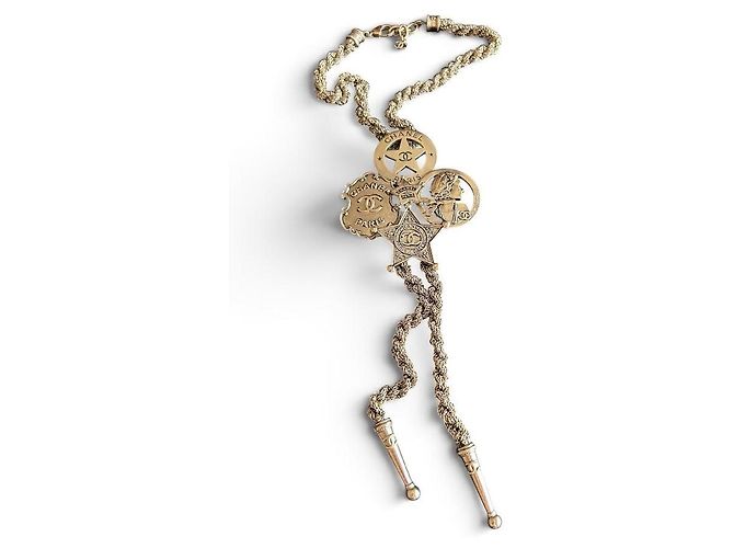 Colar Bolo Chanel com pingentes Dourado
