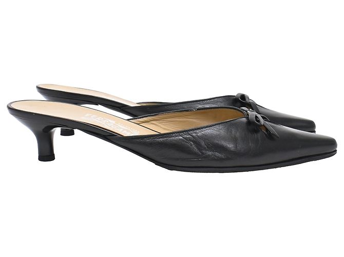 Salvatore Ferragamo Mules con tacco a punta e fiocco Ferragamo in pelle nera Nero