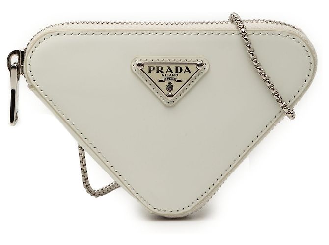 Bolsa Tiracolo Prada Mini em couro escovado branco com corrente e logo triângulo