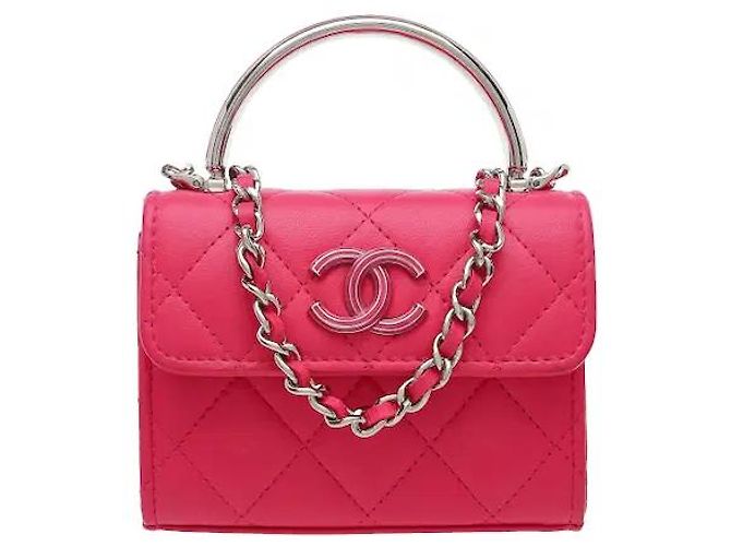 Timeless Uma mini mala tiracolo que transmite um ambiente sofisticado através da harmonia da sofisticada pega superior em metal da Chanel e da icónica alça de corrente. Fabricada num material de pele flexível mas resistente, apresenta Rosa