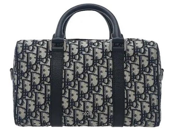 Christian Dior O clássico padrão jacquard Oblique da Dior harmoniza-se com acabamentos em couro flexível para completar uma silhueta sofisticada e sensual. Fabricado em material de lona altamente durável, é resistente a riscos,