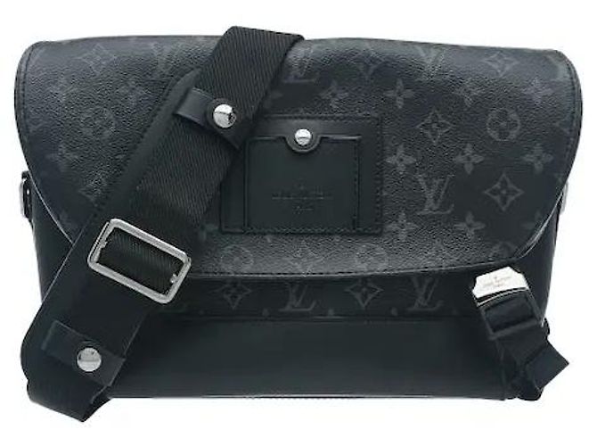 Louis Vuitton Realizzata in canvas Monogram Eclipse, questa borsa a tracolla vanta un'estetica distintamente moderna e un'eccellente durata. La combinazione di toni sobri in nero e grigio le conferisce un tocco sofisticato, ed è