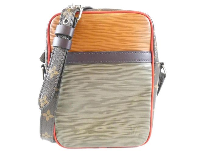 Bolsa de Ombro Louis Vuitton Monogram Epi Danube PM Marrom Caqui