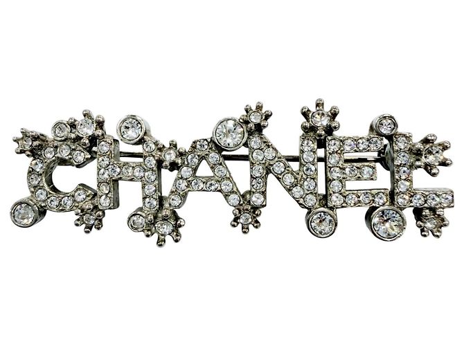 Chanel F23P Metall-Logo Strass-Brosche Silber