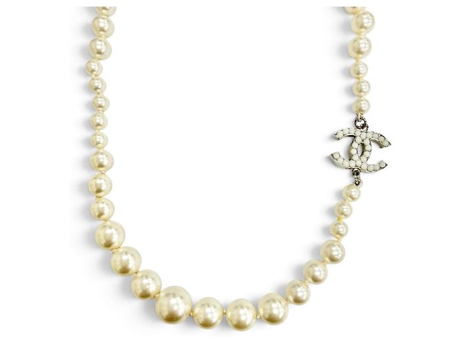 Collana di perle lunga Chanel A14V Coco Mark Argento Bianco