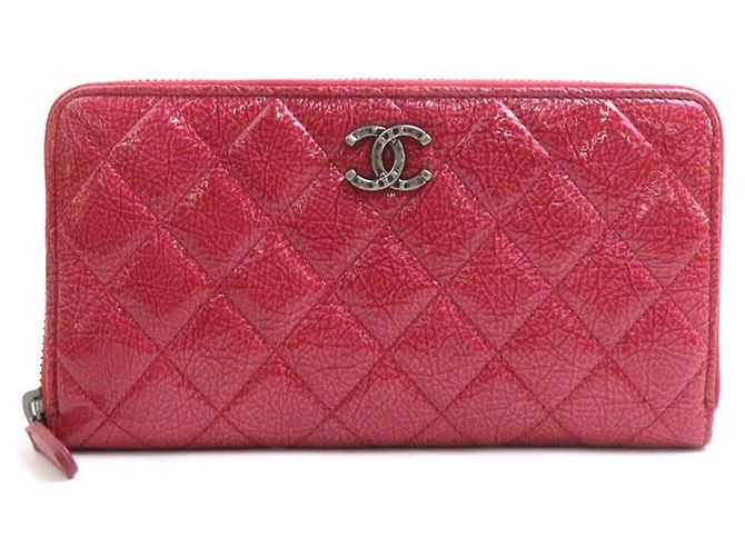 Cartera larga Chanel de piel charol rosa